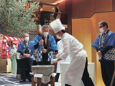 快活な掛け声で盛り上がる餅つき