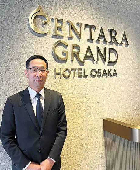 「地上130㍍から大阪の街を見渡せるレストランは、ホテル最大の魅力」と話す中川総支配人