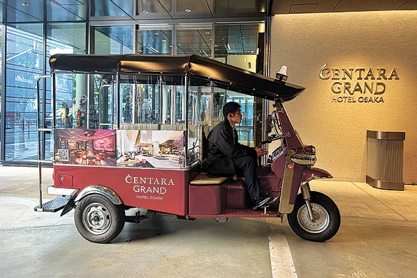 タイのシンボルともいえる三輪タクシー「トゥクトゥク」。ホテル宿泊者の送迎サービスもある