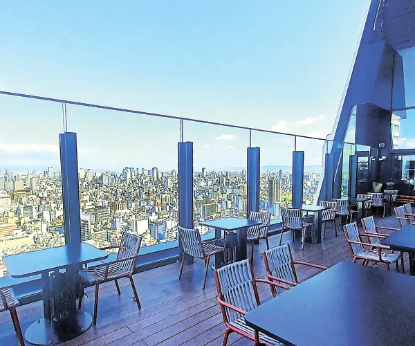市街地を一望できるルーフトップレストラン