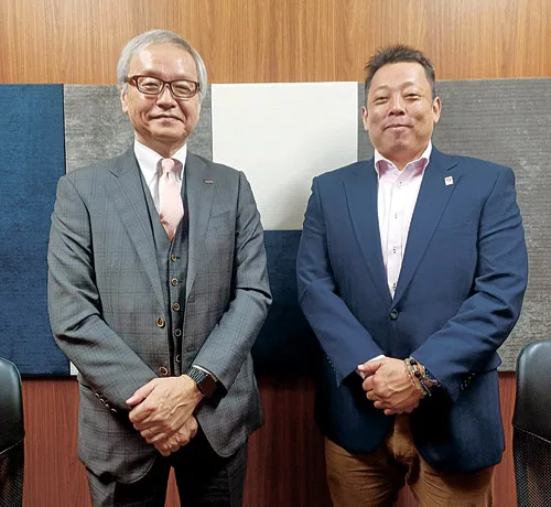 大倉社長（左）とインタビュアーの阪本師範＝鳥貴族ホールディングス本社