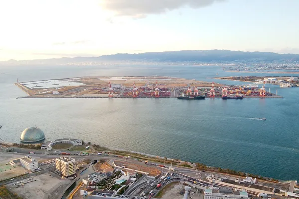 咲洲から見える大阪万博予定地の夢洲 