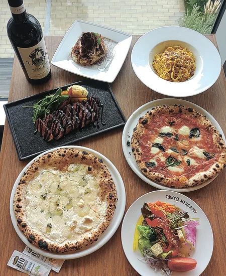 こだわりの直径28㌢のナポリピザなど同店のお薦めメニュー