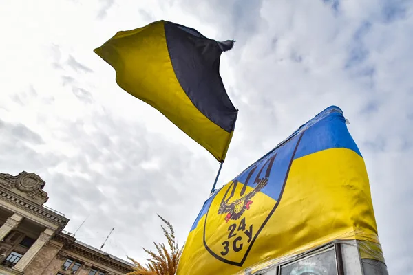 独立広場に掲げられたウクライナ国旗