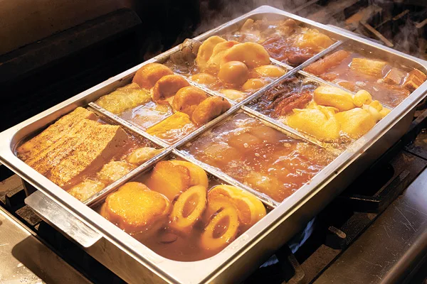 店内でおいしそうに煮えたぎるおでん