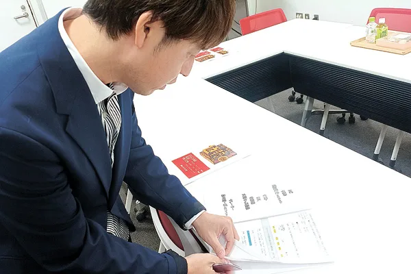 打ち合わせ室に一番乗りのU.K.さん。大好きな守口をPRするため、気合いが違います。早速台本をチェック！