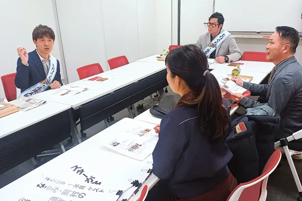 台本を見ながら番組の流れを入念に打ち合わせ