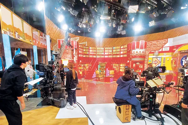 いよいよ、収録スタジオ内へ　目の前にはおなじみの番組のセットが…