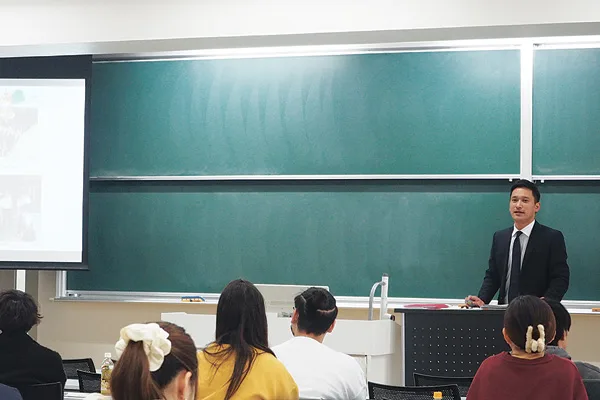 守口市の教育について紹介する山口さん