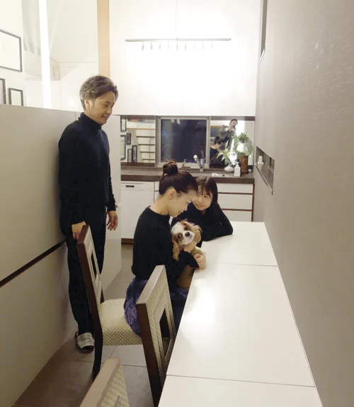 壁に向かって横一列に座るダイニングテーブル（三木さん宅）