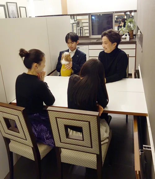 特別な日にはテーブルを可変させて向かい合わせに座れる（三木さん宅）