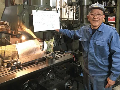 フライス盤を操作するシルバー会員・髙吉さん