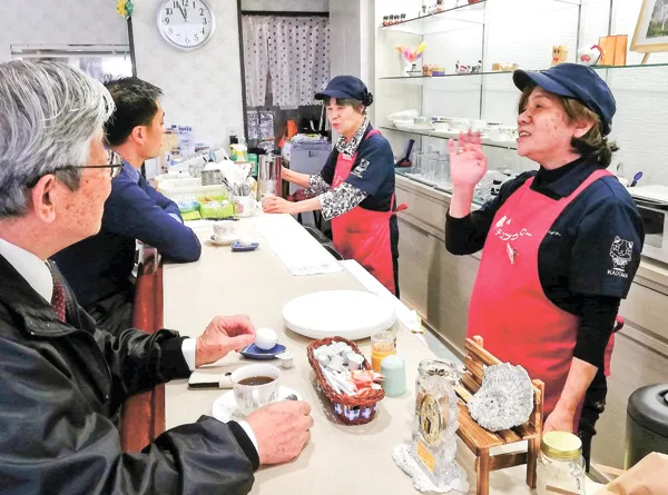 現役時代の接客業経験を基に新たなステージで活躍する門真市シルバー人材センターの会員たち＝門真市速見町2丁目の喫茶チエブクロー