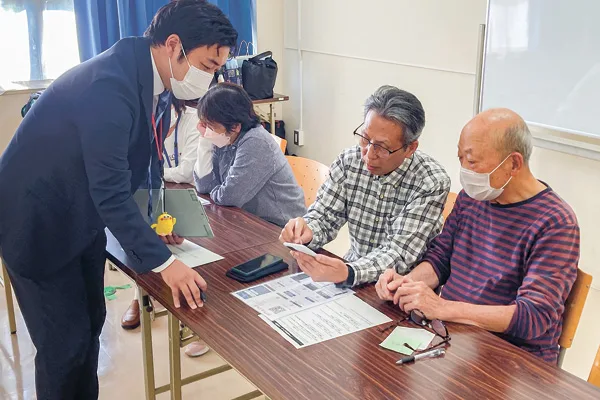 NTTドコモとコラボしたスマホ教室も開催。なんと、講師を務めるのは「シルバー会員」だ（写真右から2人目）