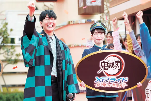 「炭治郎」の羽織をまとった花江さん(左)