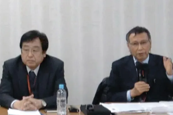 厚労省で会見するワクチン問題研究会の代表理事・福島医師(右)と村上康文理事