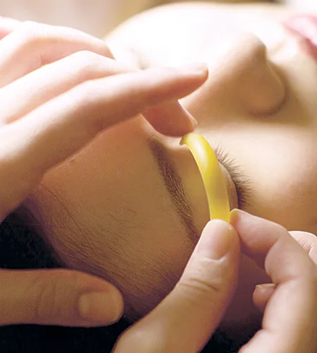 まつ毛パーマの施術で、決めたデザインに合うロットの種類やサイズ合わせの場面