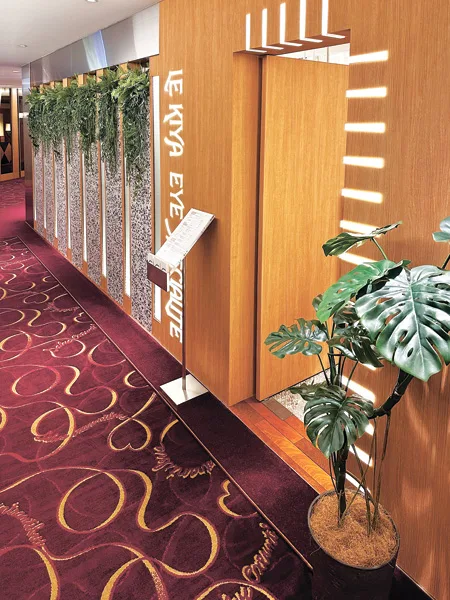 梅田のハービスENT（6階）にあるサロン。上品な雰囲気が漂う