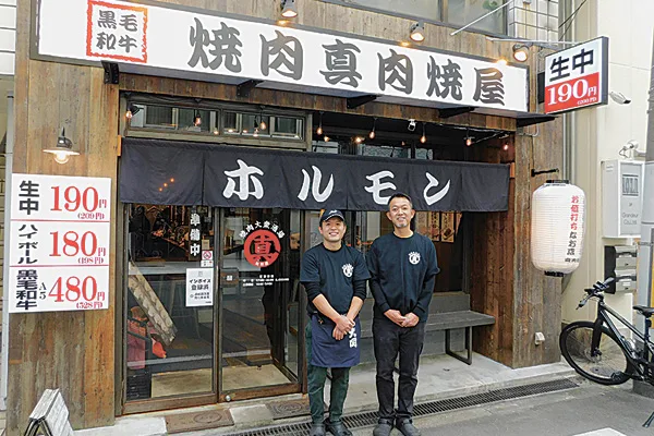 店頭に立つ三井社長(右)と冨上社長