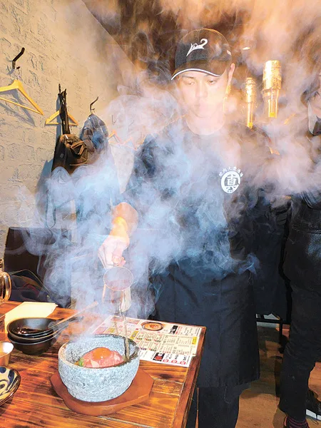 熱々のテールスープを注がれると湯気と匂いが広がる