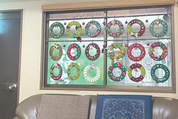 「生活屋」の窓を飾っている施設利用者が作成したリース