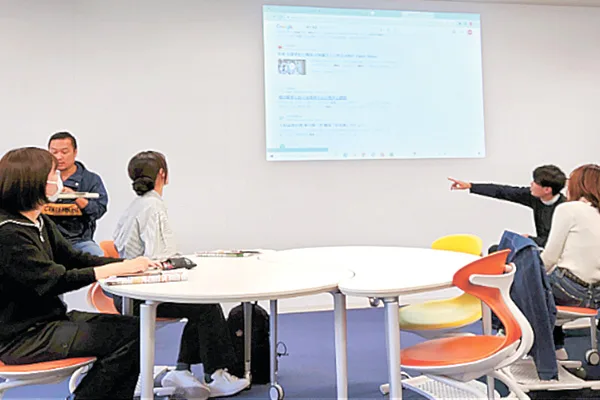 自分の取材についてプレゼンテーションを行う学生ら