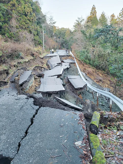 主要道路道路が陥没した能登島。手前を走行中だった能登島の不動産会社、河尻成美社長提供