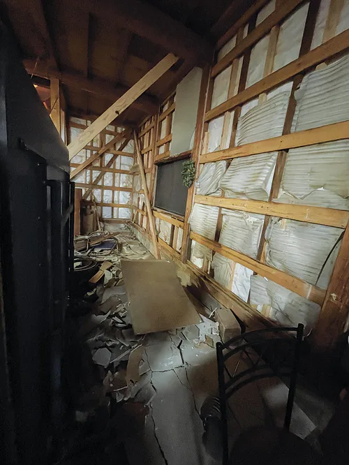 能登島の傾いた自宅