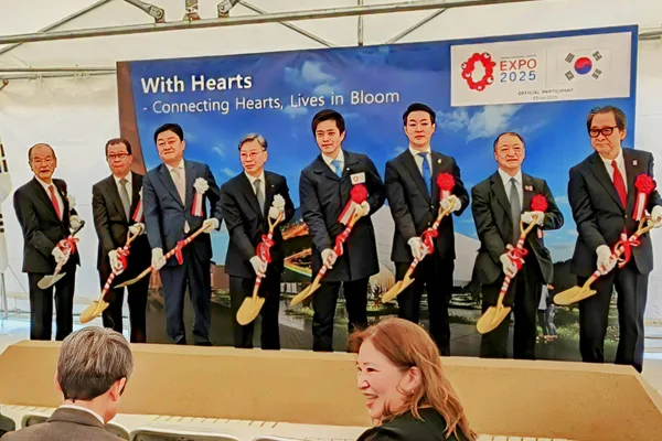 韓国パビリオンの起工式でくわ入れに参列した関係者