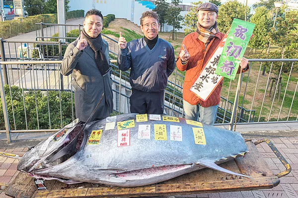 今年の初競りで「一番マグロ」を落札しての豊洲市場での記念ショット。左が「ONODERAフードサービスの長尾社長、真ん中は「やま幸」のカリスママグロ仲卸人、山口幸隆社長