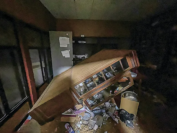 棚が倒れ、割れた食器が散乱した能登島の自宅