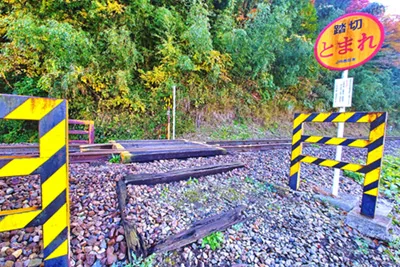 遮断機、警報器のない踏切(イメージ)