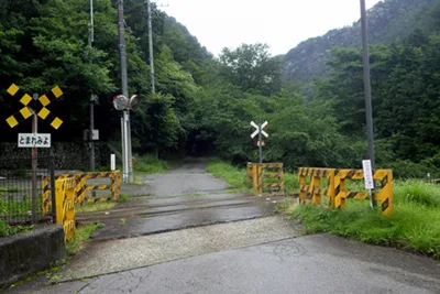 遮断機、警報器のない踏切(イメージ)