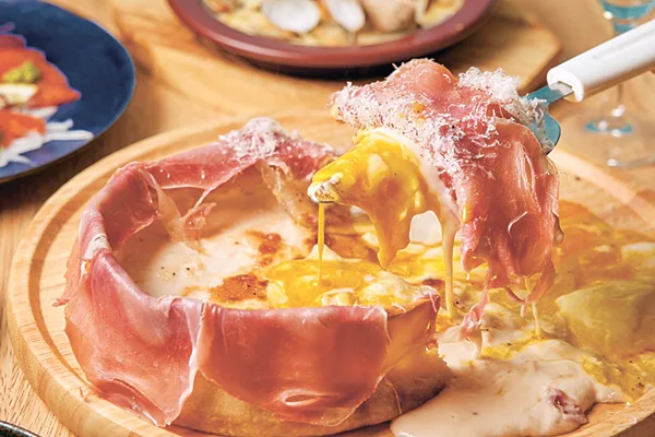 女子一番人気の「生ハム温玉シカゴピザ」