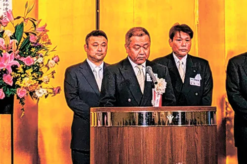 あいさつをする小谷正人新会長(写真中央)