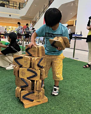 境港で競技化されている「下駄積み」にチャレンジ。下駄を積む数を競う参加者