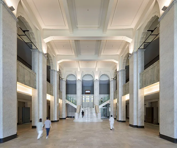 1階中央ホール(撮影:佐々木香輔)