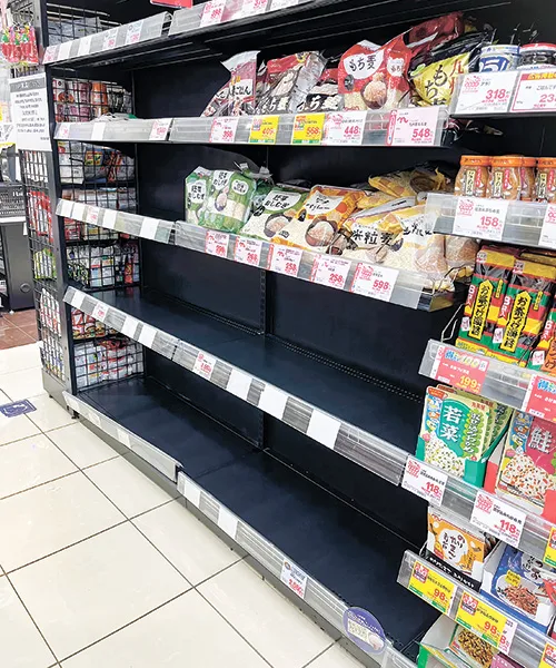 空になったスーパーの白米コーナー=8月16日撮影