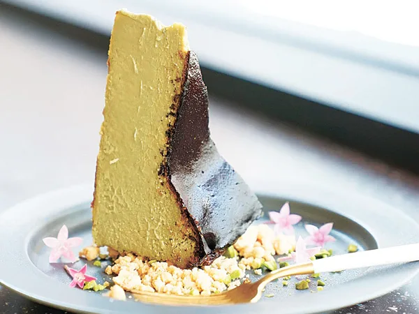 ピスタチオバスクケーキ　冷凍4号サイズ（直径約12cm）3780円
写真はカットイメージ