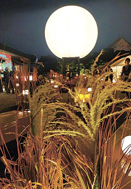 月の周りには稲穂が配置され、秋の豊穣を祝う雰囲気が