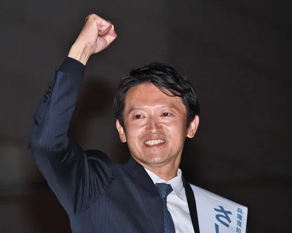神戸市内で選挙活動をする斎藤元彦氏＝2024年11月16日（アフロ）
