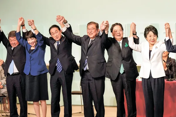 自民党総裁選で新総裁に石破茂氏(右から3人目)を選出=2024年9月27日、東京(代表撮影/ロイター/アフロ