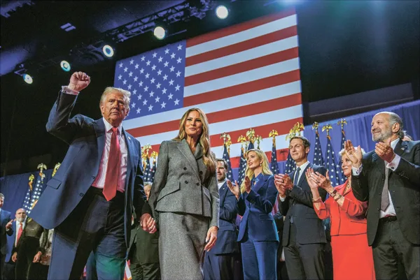 フロリダ州ウェストパームビーチのパームビーチコンベンションセンターで行われた選挙パーティーで、メラニア夫人と歩きながらジェスチャーをするドナルド・トランプ元大統領=2024年11月6日水曜日(AP/アフロ)