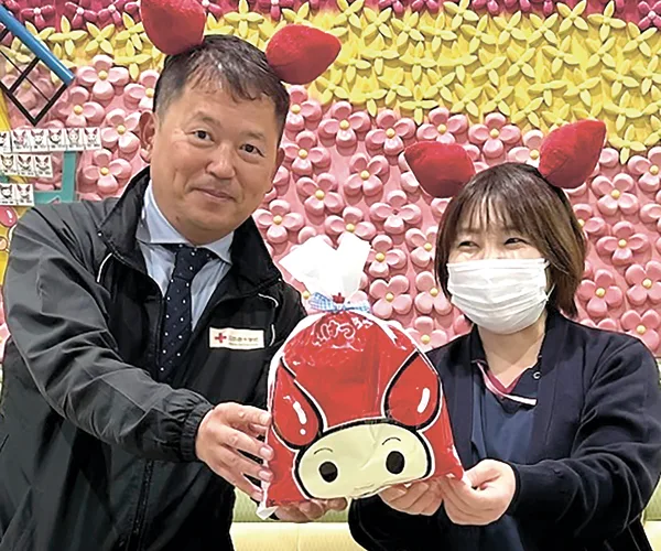 門真献血ルームの所長國和昌浩さん(左)と女性スタッフ