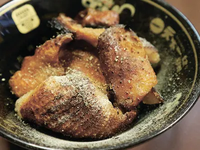 なぜか天下一品のお椀で出てくる、鶏首皮（名古屋コーチン）のパリパリ焼き400円