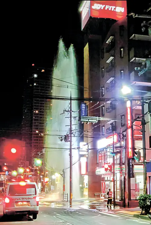 上水道管からの漏水は派手に吹き上がるが、比較的早く止水できる(撮影:畑山博史)