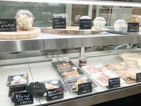 ショーケースには個性豊かな多国籍料理が並ぶ
