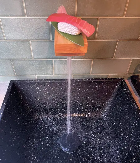 洗面台には寿司の形をした蛇口が…