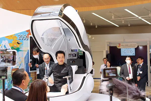 大阪ヘルスケアパビリオンの「ミライ人間洗濯機」を体験した吉村洋文知事。
70年万博で人気だった人間洗濯機の次世代機となる(3月23日撮影)