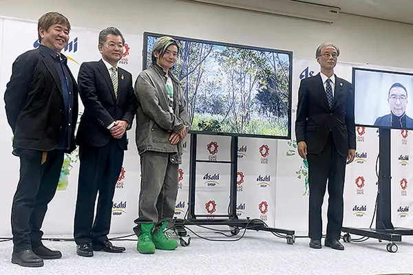 登壇した宮田プロデューサー(左から3人目)ら
=3月12日、ATC(大阪市住之江区)
